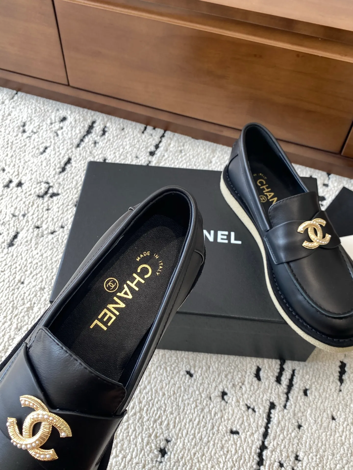 👟👟Ex-factory price 620👟👟Higher version 🍀2025 autumn and winter new Chanel Chanel entrance hardware buckle, Loaf lazy shoes, can be worn all year round. No matter when you wear it, it is very high-end and durable. Go shopping and attract attention on the street! Easily travel between commuting and leisure occasions, and become a carefree fashionable and elegant woman ~ Upper: cowhide/cow nubuck leather/open edge beads Inner: lambskin Sole: Italian raw rubber outsole leather strip Code number: 35-39 (40/41 customized, non-refundable and non-exchangeable 👉 Buy now👉 Buy now👉 Buy now👉